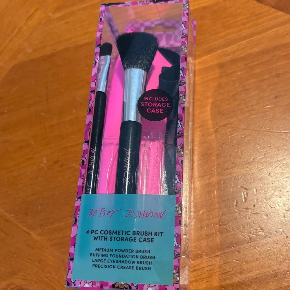 Betsey Johnson 4pc Cosmetic Brush Kit with Case